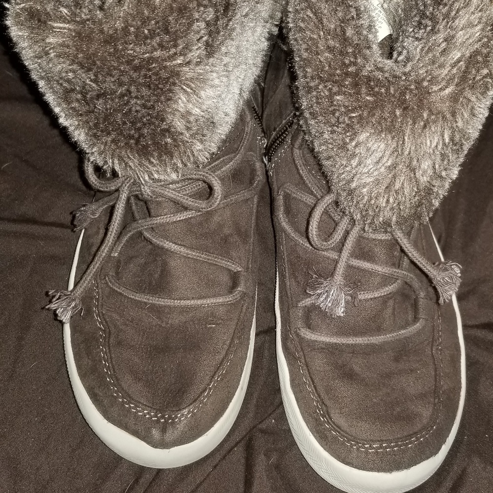 Brown zip up boots with faux fur top